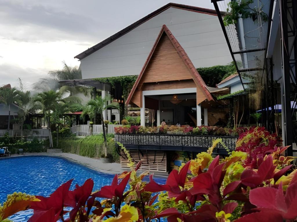 Bukit Daun Hotel And Resort Kediri  Bagian luar foto