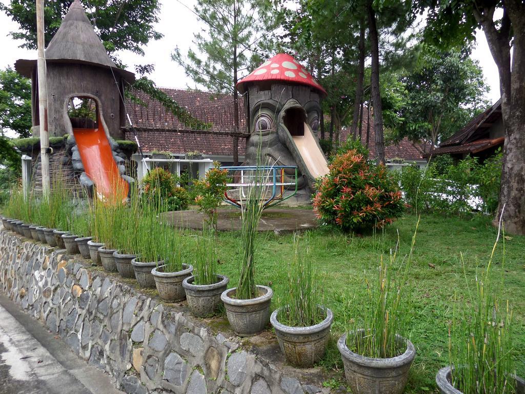 Bukit Daun Hotel And Resort Kediri  Bagian luar foto