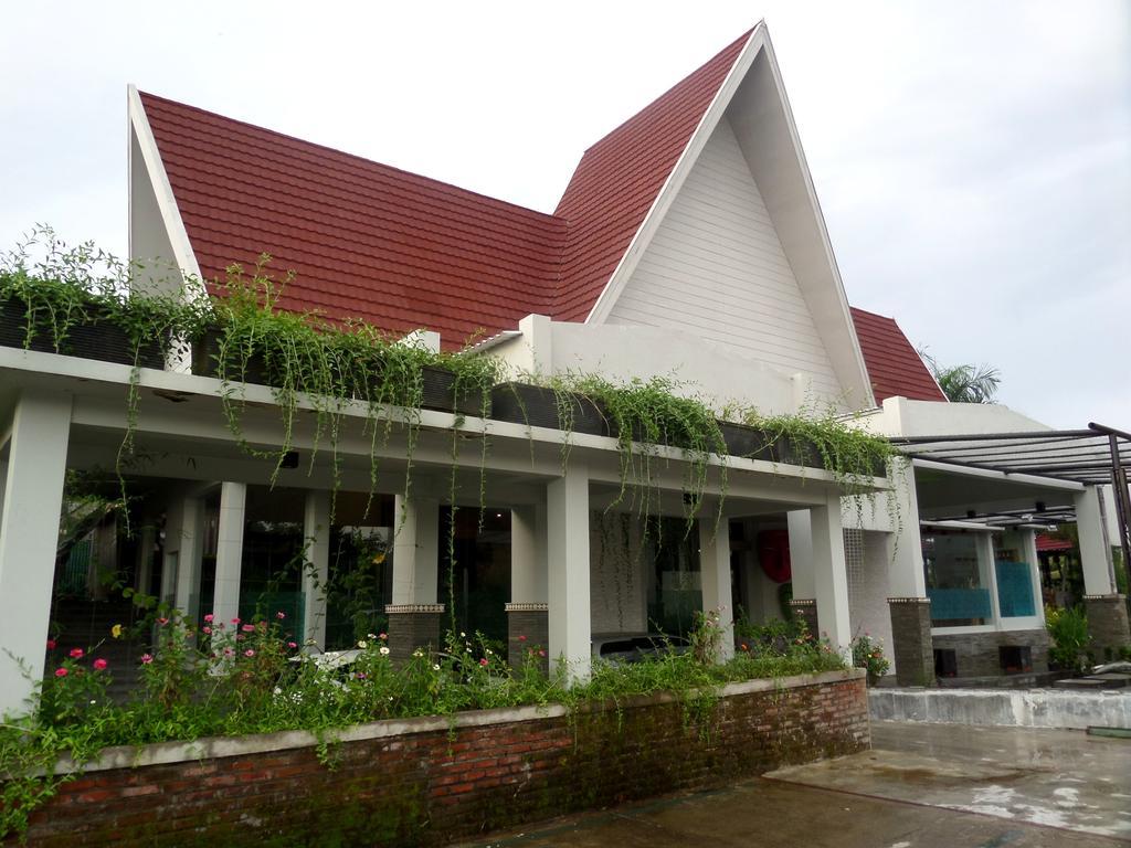Bukit Daun Hotel And Resort Kediri  Bagian luar foto